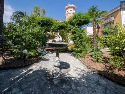 Una volta all�interno ci ritroviamo immersi in un magnificente giardino arricchito da sculture come la fontanina in pietra...